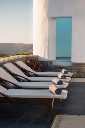 Alberca al aire libre por temporada y camastros