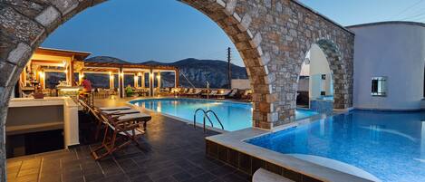 Piscine extérieure en saison, chaises longues