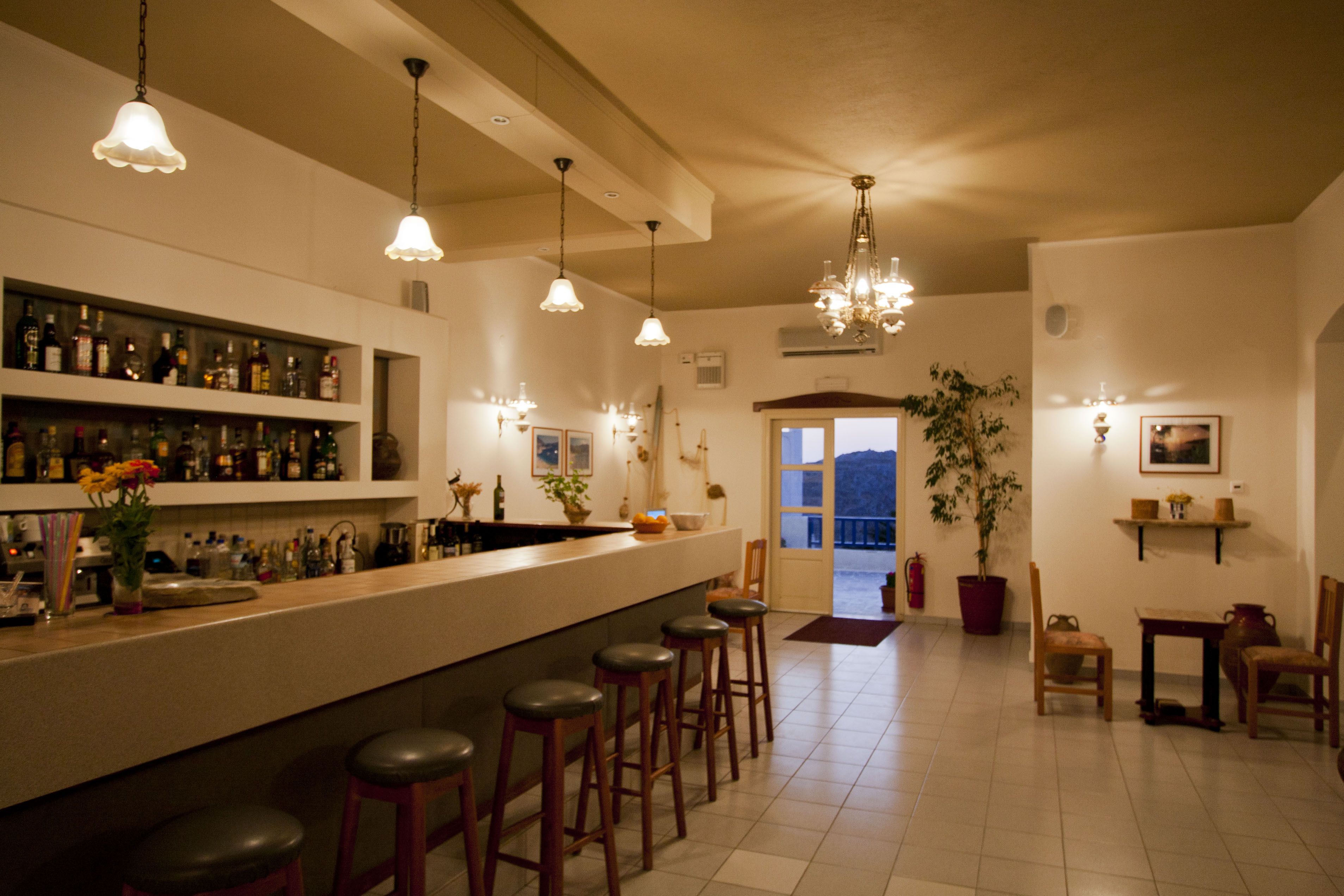 ocean views, serves breakfast, lunch and dinner