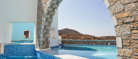 Piscina stagionale all'aperto, lettini