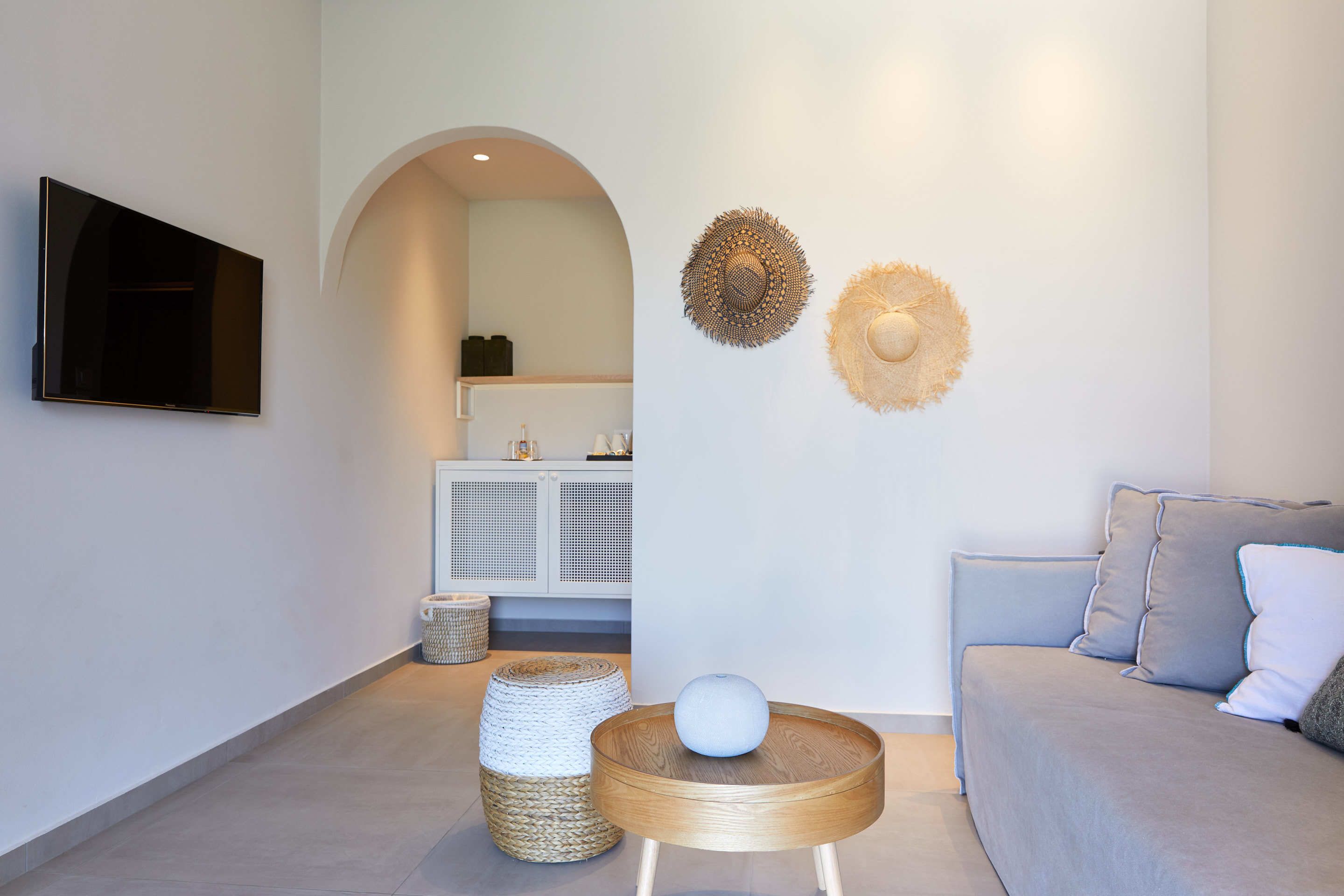 Suite junior, vista al jardín | Sala de estar | Televisión LCD 