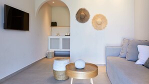 Junior Suite, Garden View | Ruang tamu | TV LCD 