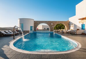 Seasonal outdoor pool, open 9:00 AM to 8:00 PM, sun loungers - Vigla Hotel (Amorgos)