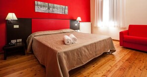 Kamer, 1 twee- of 2 eenpersoonsbedden | Een bureau, babybedden, gratis wifi, beddengoed