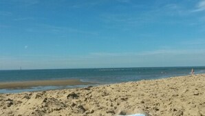 A sandy beach with a clear sky and calm sea. - Hotel Den Helder (Den Helder)