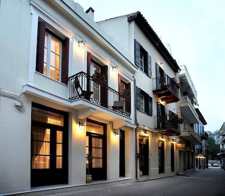 Exterior. Isioni Pension