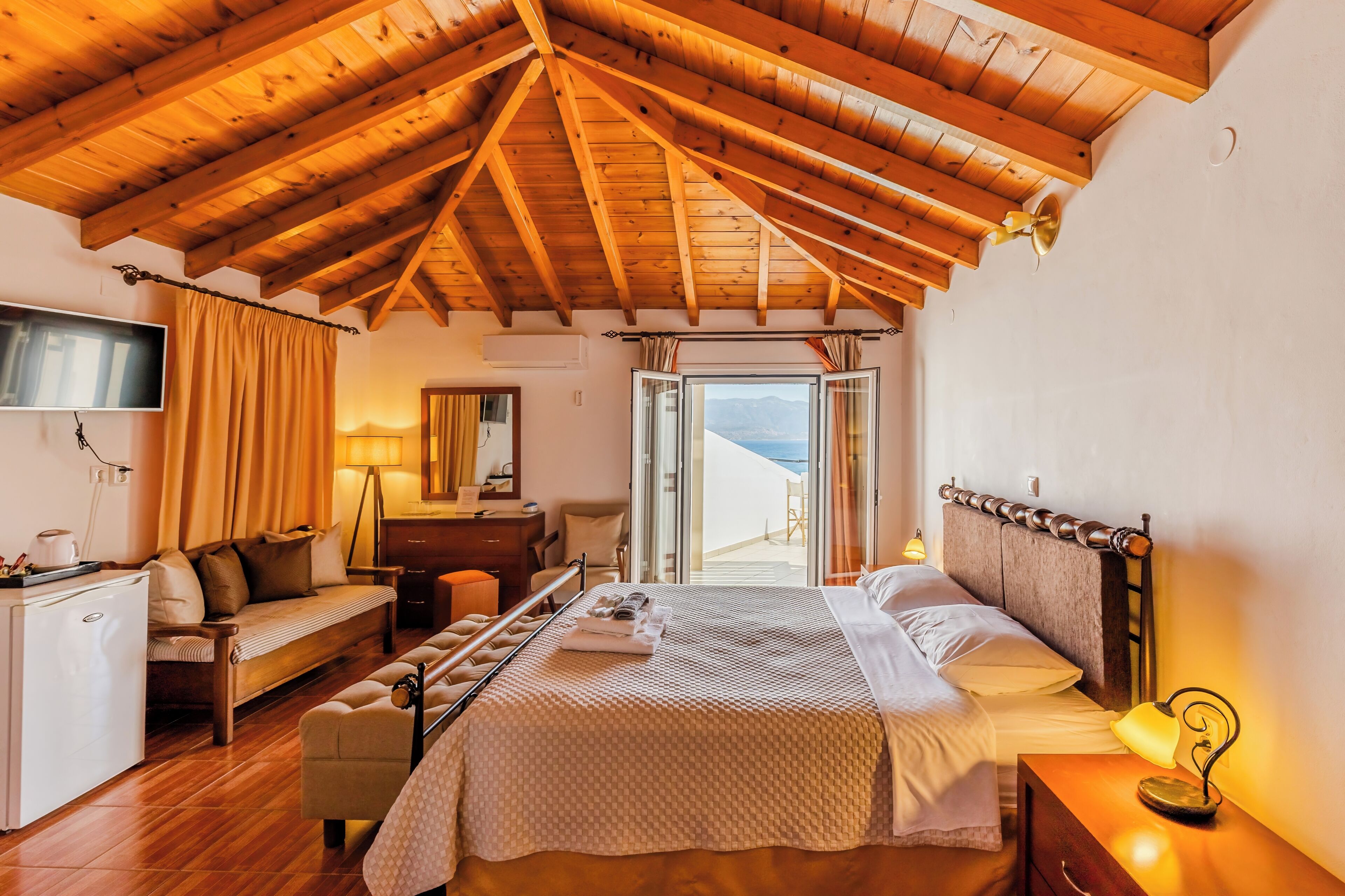 Habitación doble superior, vistas al mar | Caja fuerte, wifi gratis, ropa de cama