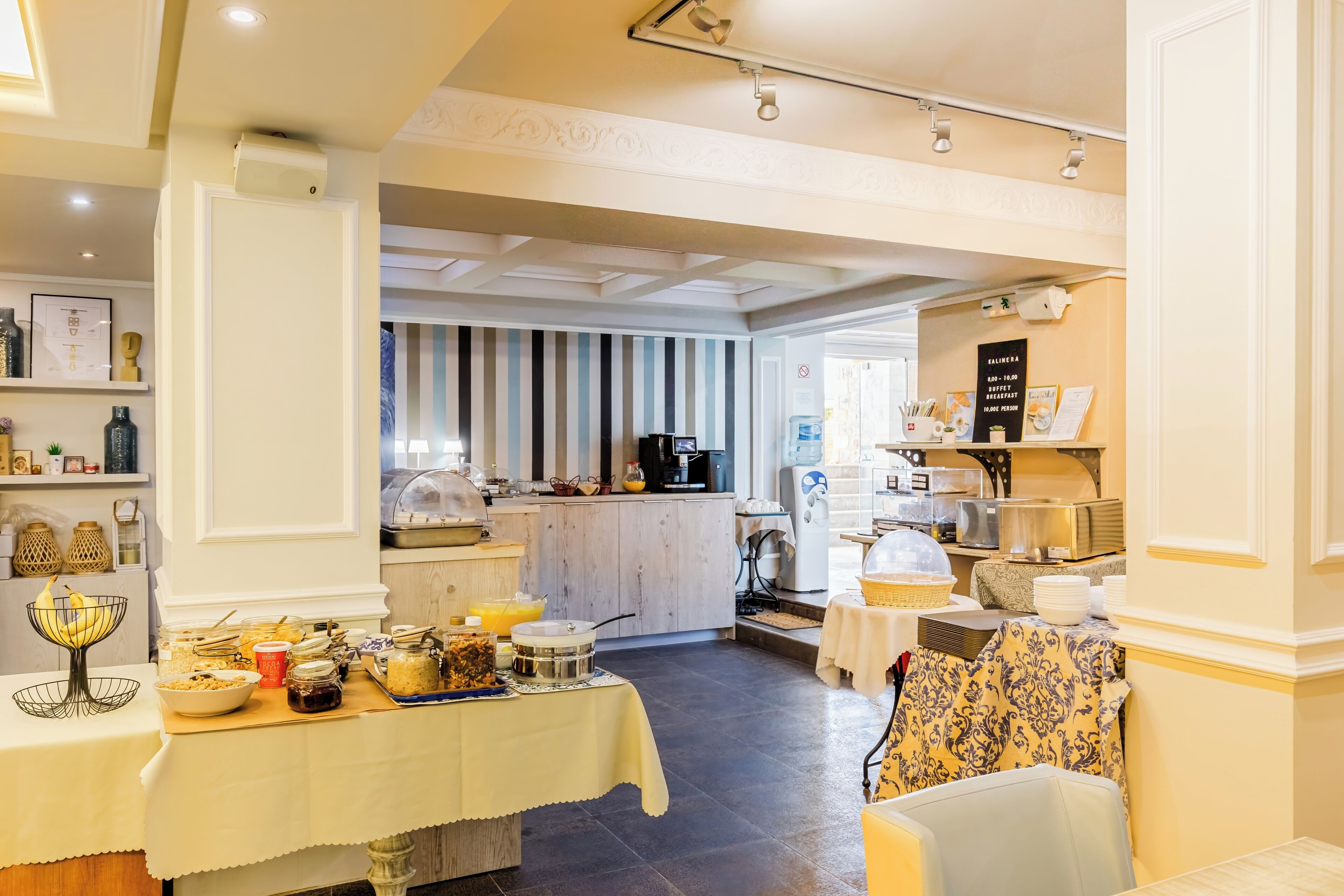 Tägliches Frühstücksbuffet gegen Gebühr