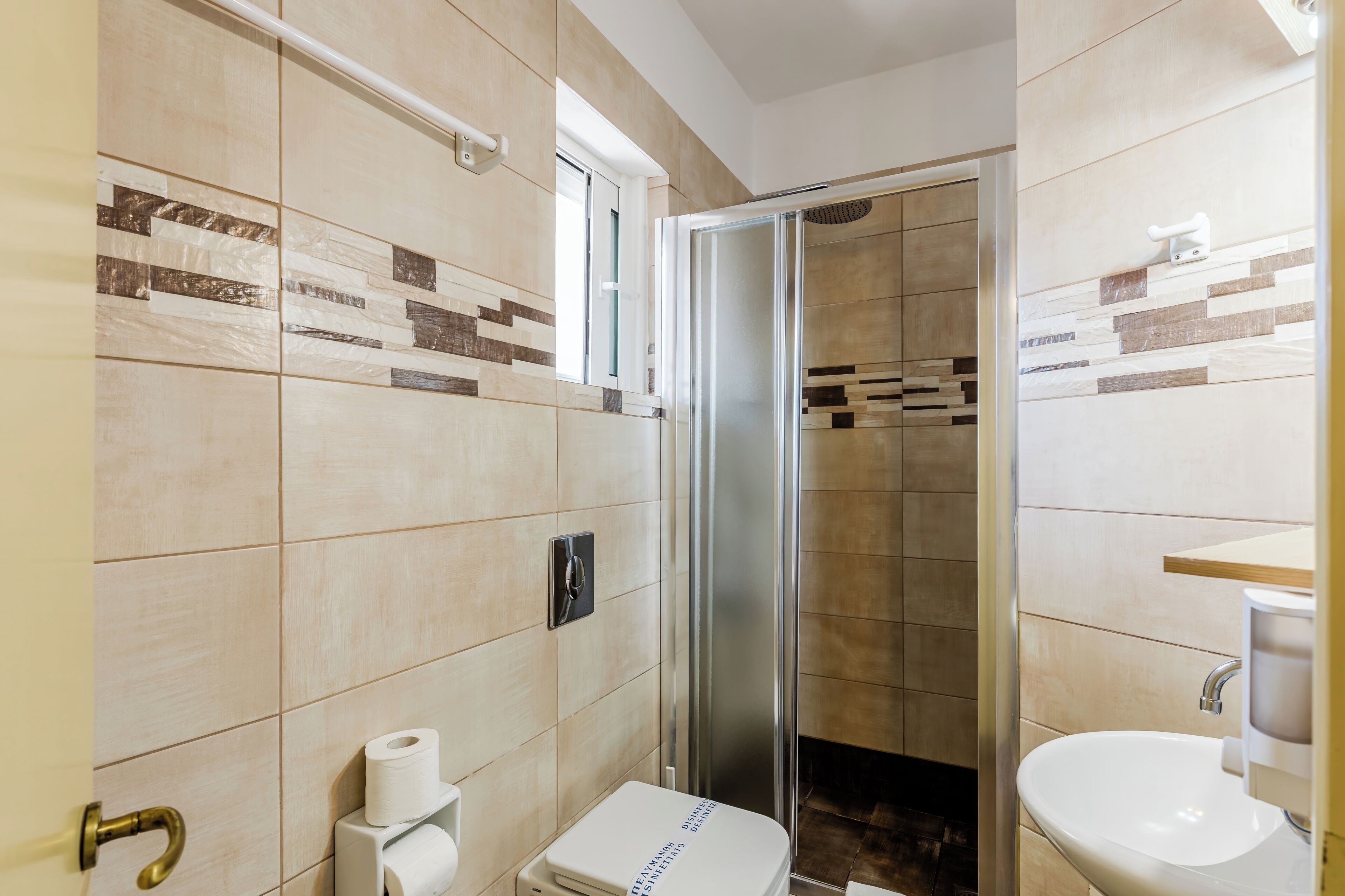 Un baño con ducha, inodoro y lavamanos.