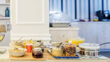 Un bufé de desayuno con diversas opciones de comida y recipientes.