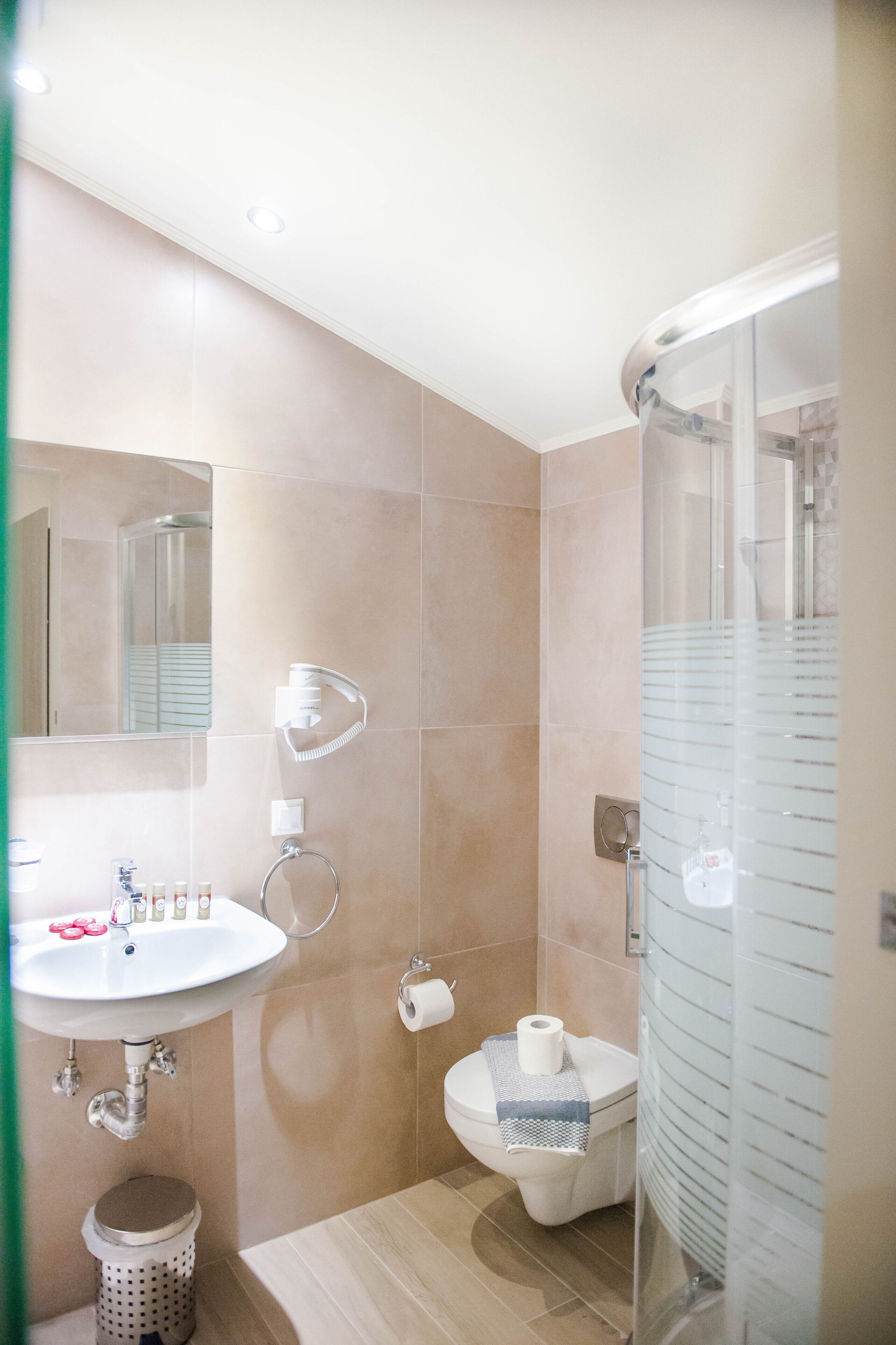 shower, free toiletries, hair dryer, towels