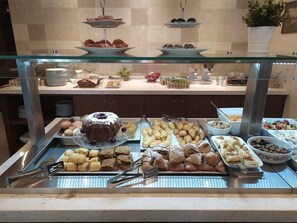 Free daily buffet breakfast