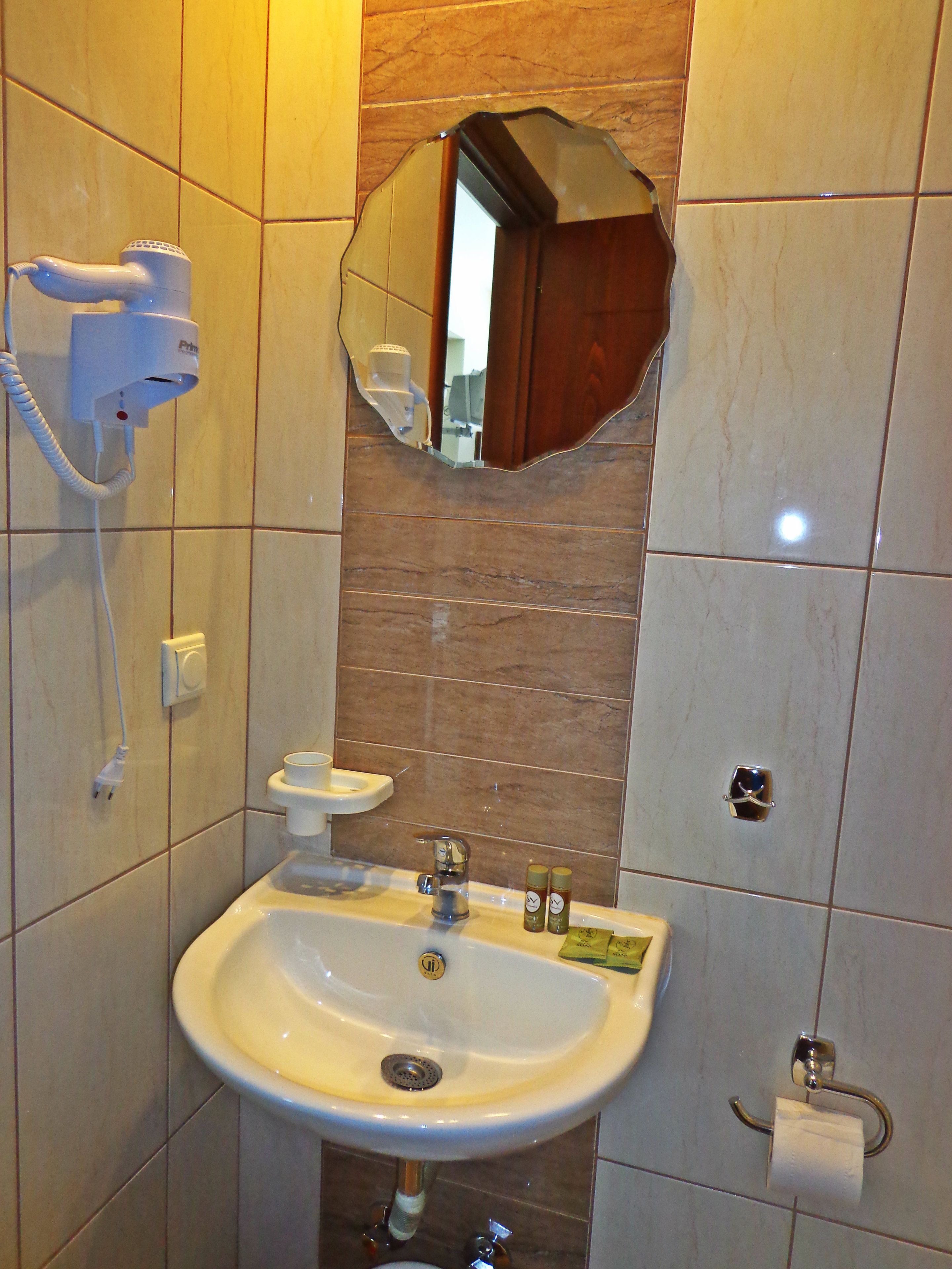 double or twin room, 1 double or 2 single beds | bathroom sink