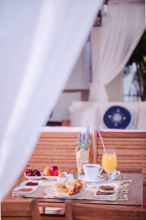 Free daily buffet breakfast