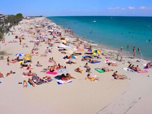 A crowded beach with people sunbathing and swimming. - Hotel Vizantio (Katerini)