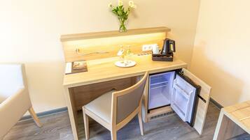 Comfort Double Room (Plus) | Living area | 32-inch flat-screen TV with cable channels, TV