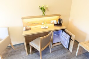 Comfort Double Room (Plus) | Living area | 32-inch flat-screen TV with cable channels, TV