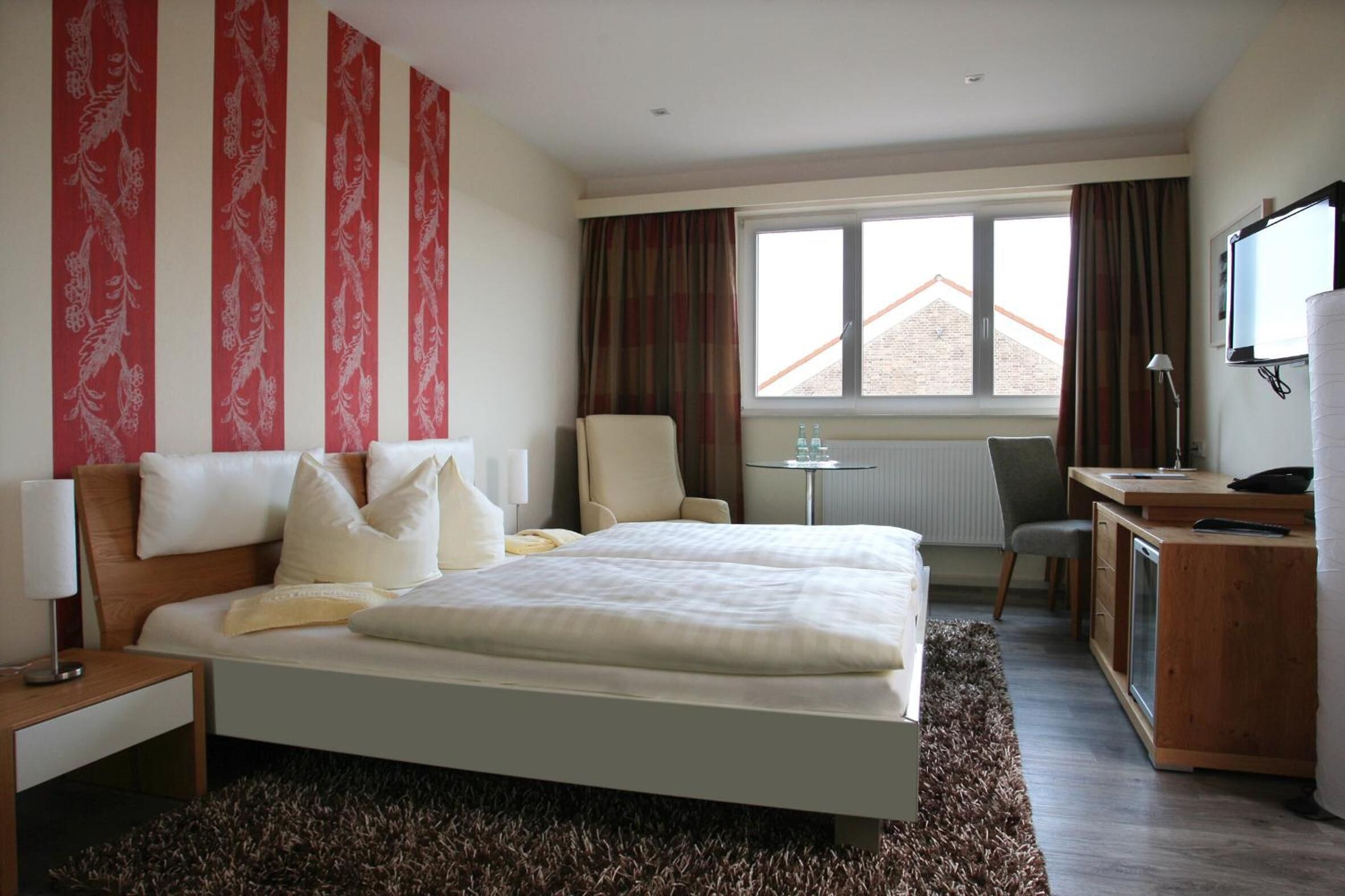 Escritorio, wifi, ropa de cama