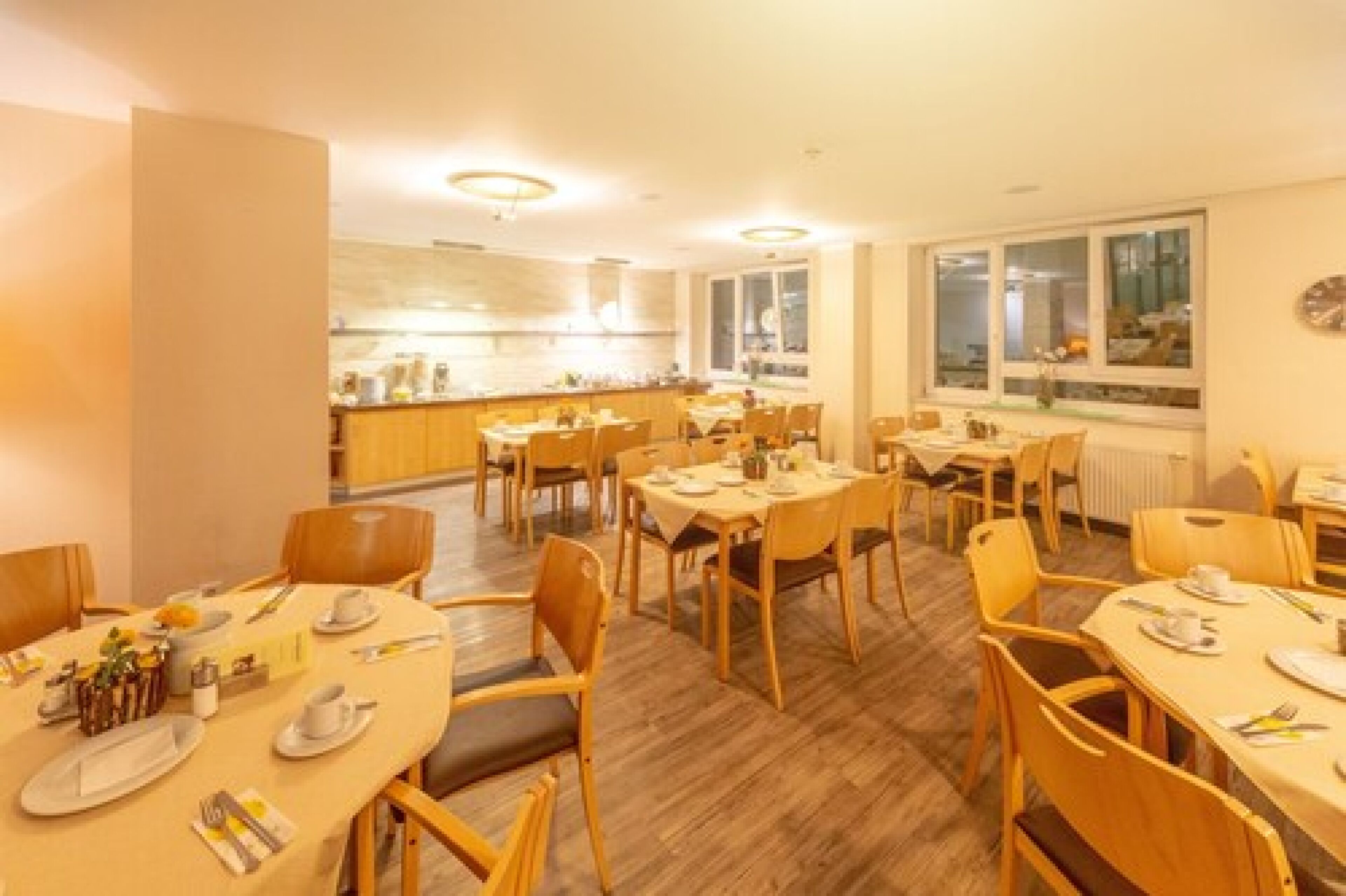 Se ofrece un desayuno bufé (15 EUR por persona)