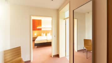 Ein Hotelzimmer mit einem Bett, einem Nachttisch und einem Stuhl.