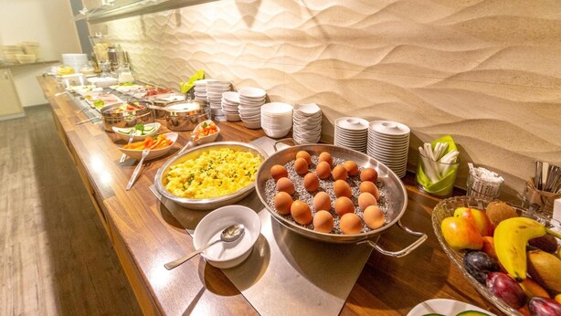 Un bufé con diferentes alimentos y utensilios.