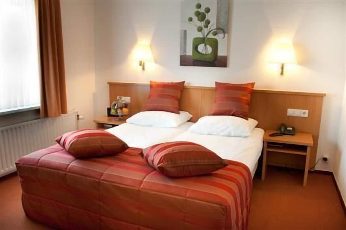 Chambre Confort double | Coffre-fort, bureau, lit de bébé (supplément), accès au Wi-Fi (inclus)
