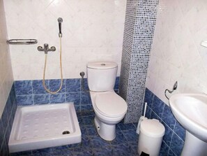 Buồng tắm vòi sen, đồ dùng nhà tắm miễn phí, máy sấy tóc, khăn tắm