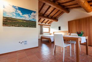 Cubrecamas, colchones con efecto memoria, minibar y escritorio 