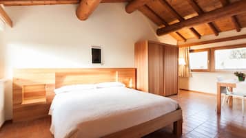 Kahden hengen huone | Untuvapeitot, memory foam -patjalliset sängyt, minibaari, työpöytä