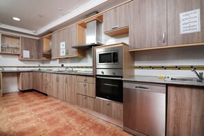 Fridge, microwave, cookware/dishes/utensils - Feel Hostels City Center (Málaga)