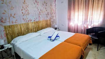 Habitación con 2 camas individuales, baño compartido | Decoración individual, mobiliario individual, wifi gratis y ropa de cama