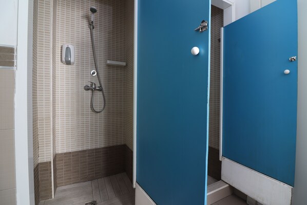 Un baño con ducha, inodoro y lavamanos.