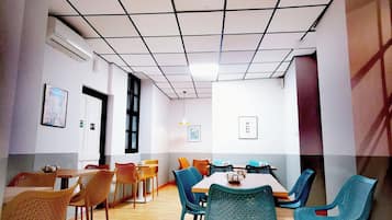 Sarapan ambil sendiri setiap hari (EUR 4.00 per orang)