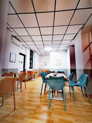 Daily self-serve breakfast for a fee - Feel Hostels City Center (Málaga)