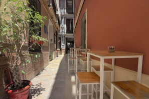 Shared Dormitory, Mixed Dorm, Shared Bathroom (1 bed in a dormitory up to 4 people) | Courtyard view - Feel Hostels City Center (Málaga)