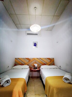 Habitación Doble Pequeña, baño compartido | Decoración individual, mobiliario individual, wifi gratis y ropa de cama