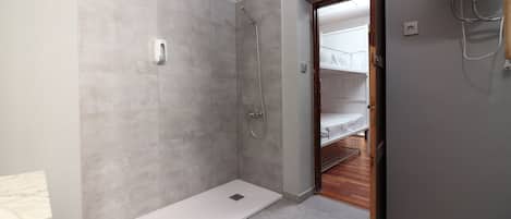 Dormitorio compartido, dormitorio mixto, baño privado (1 bed in a dormitory up to 8 people) | Baño | Regadera