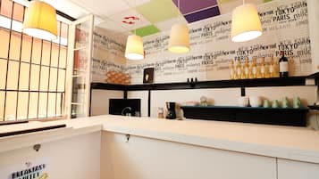 Desayuno de autoservicio (EUR 4.00 por persona)