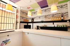 Tägliches Frühstück mit Selbstbedienung (4.00 EUR pro Person)