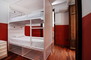 Individually decorated, individually furnished, free WiFi, bed sheets - Feel Hostels City Center (Málaga)