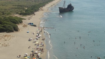 Pantai di sekitar, kursi berjemur, payung pantai, dan 15 bar pantai