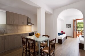 Geladeira, fogão, cooktop, cafeteira/chaleira