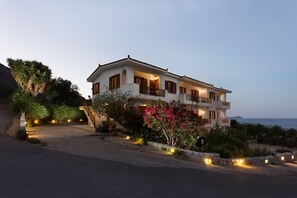 Fachada da propriedade à noite