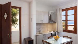 Cafetera/tetera, refrigerador, horno, placa de cocina