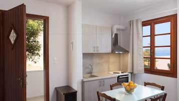 Fridge, oven, stovetop, coffee/tea maker