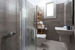 Dusche, kostenlose Toilettenartikel, Haartrockner, Handtücher