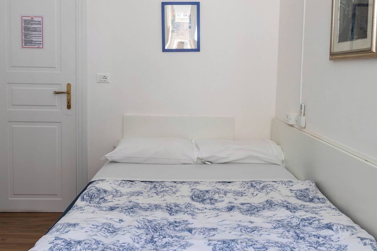 Economy Room | Egyptian cotton sheets, premium bedding, down comforters