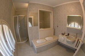 Superior Triple Room | Bathroom - Ai Giardini di San Vitale (Ravenna)