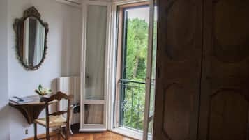 ห้องคลาสสิกดับเบิลหรือทวิน, วิวสวน | มินิบาร์, ตู้นิรภัยในห้องพัก, ตกแต่งพิเศษโดยเฉพาะ, โต๊ะทำงาน