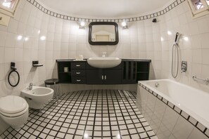 Habitación triple superior | Baño | Regadera, regadera tipo lluvia, amenidades de baño gratuitas 